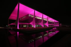 Brasília - Campanha Outubro Rosa alerta para a necessidade do diagnóstico precoce do câncer de mama